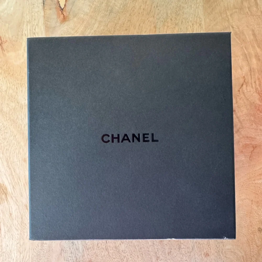 CHANEL Elegant Black Gift Box - Picture 2 of 4